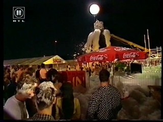 Nasser Schaum auf kuehler Haut - part 1 of 2