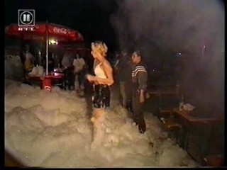 Nasser Schaum auf kuehler Haut - part 1 of 2