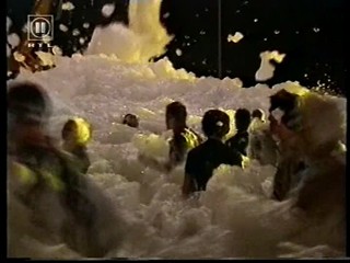 Nasser Schaum auf kuehler Haut - part 2 of 2