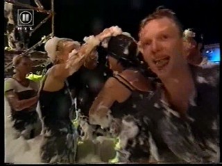 Nasser Schaum auf kuehler Haut - part 2 of 2