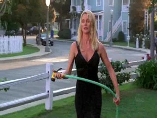 Desperate Housewives - Every Day a Little Death - Garden shower