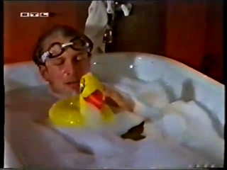 RTL - Badewanne im weissen Hosenanzug