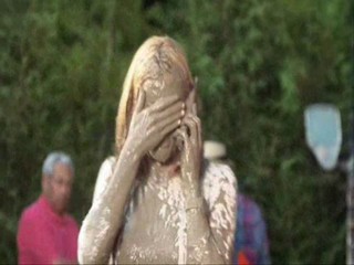 See Spot Run; Leslie Bibb splashed with mud