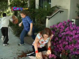 Slimed Moms on iCarly, YCDTOTV