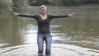 EE Wetlook, sample of Carmen in jeans in pond