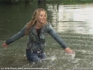 EE Wetlook, sample of Simone in jeanswear in pond