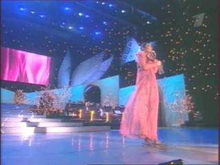 Singer Pours Water On Herself