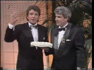 Gameshow Female Lotto Moderator pied