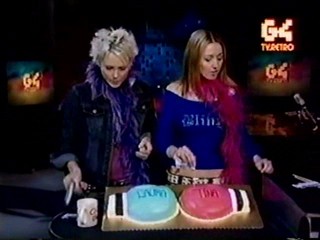G4TV.COM -- Tina Wood, Laura Foy Cake Fight