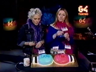 G4TV.COM -- Tina Wood, Laura Foy Cake Fight