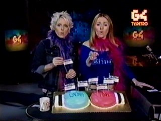 G4TV.COM -- Tina Wood, Laura Foy Cake Fight