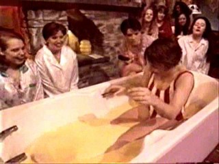 Pyjama Party - Cream Bath Tub