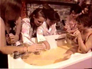 Pyjama Party - Cream Bath Tub