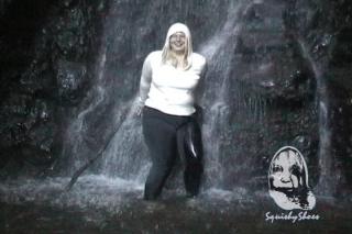 Hoodie Sweater in the Falls