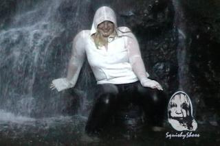 Hoodie Sweater in the Falls