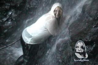 Hoodie Sweater in the Falls