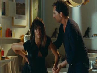 Un bonheur n'arrive jamais seul (Happiness Never Comes Alone)