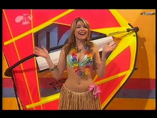 MOM : Holly Willoughby wet