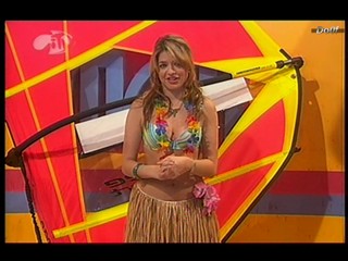 MOM : Holly Willoughby wet