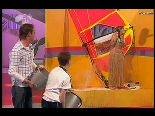 MOM : Holly Willoughby wet