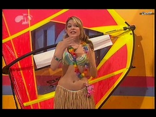 MOM : Holly Willoughby wet