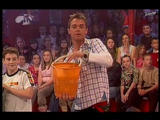 MOM : Holly Willoughby wet