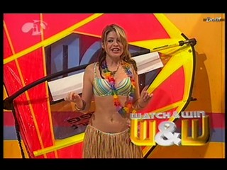 MOM : Holly Willoughby wet