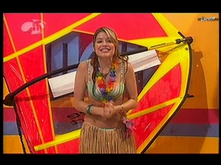 MOM : Holly Willoughby wet